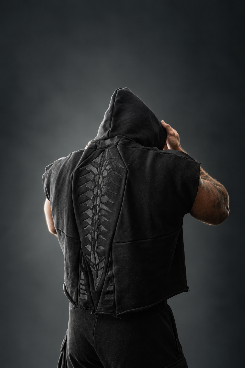 APEX CUT-OFF HOODIE